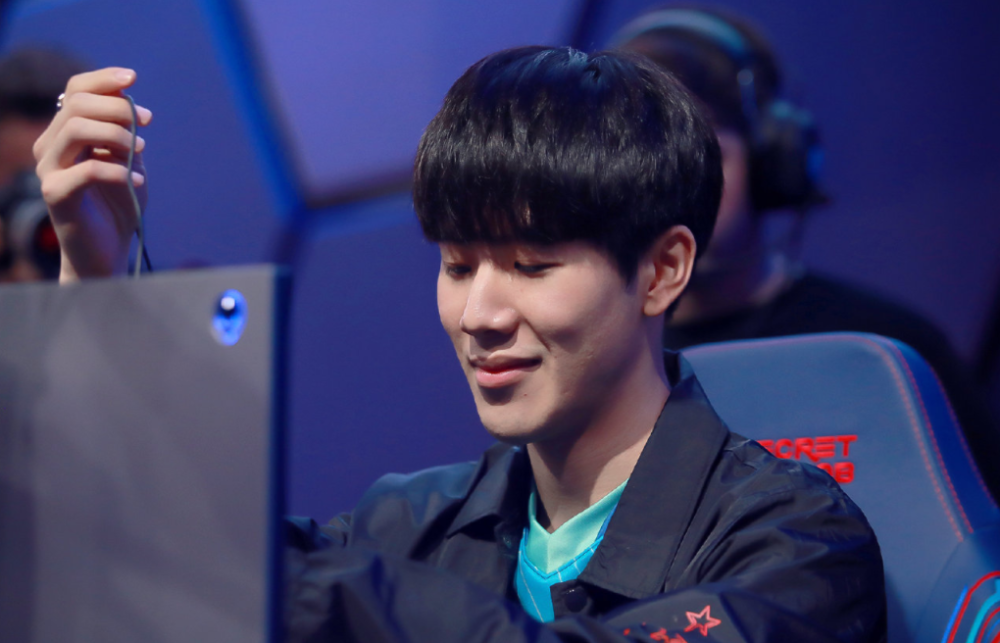 她通过个人 她通过个人